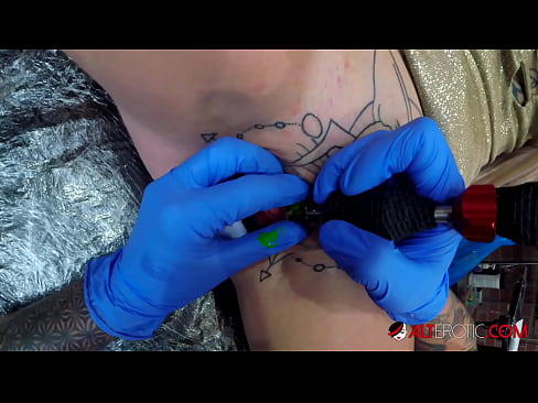 ❤️ Estremamente tatuato hottie Sully Savage ottenuto un tatuaggio sul suo clitoride ❤ Porno analeal it.dewporn.ru ❤️